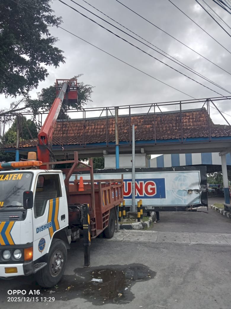 Papan Nama Sub Terminal Penggung Jatuh Diterjang Angin, Tanpa Korban Jiwa , Tim PJU segera Evakuasi