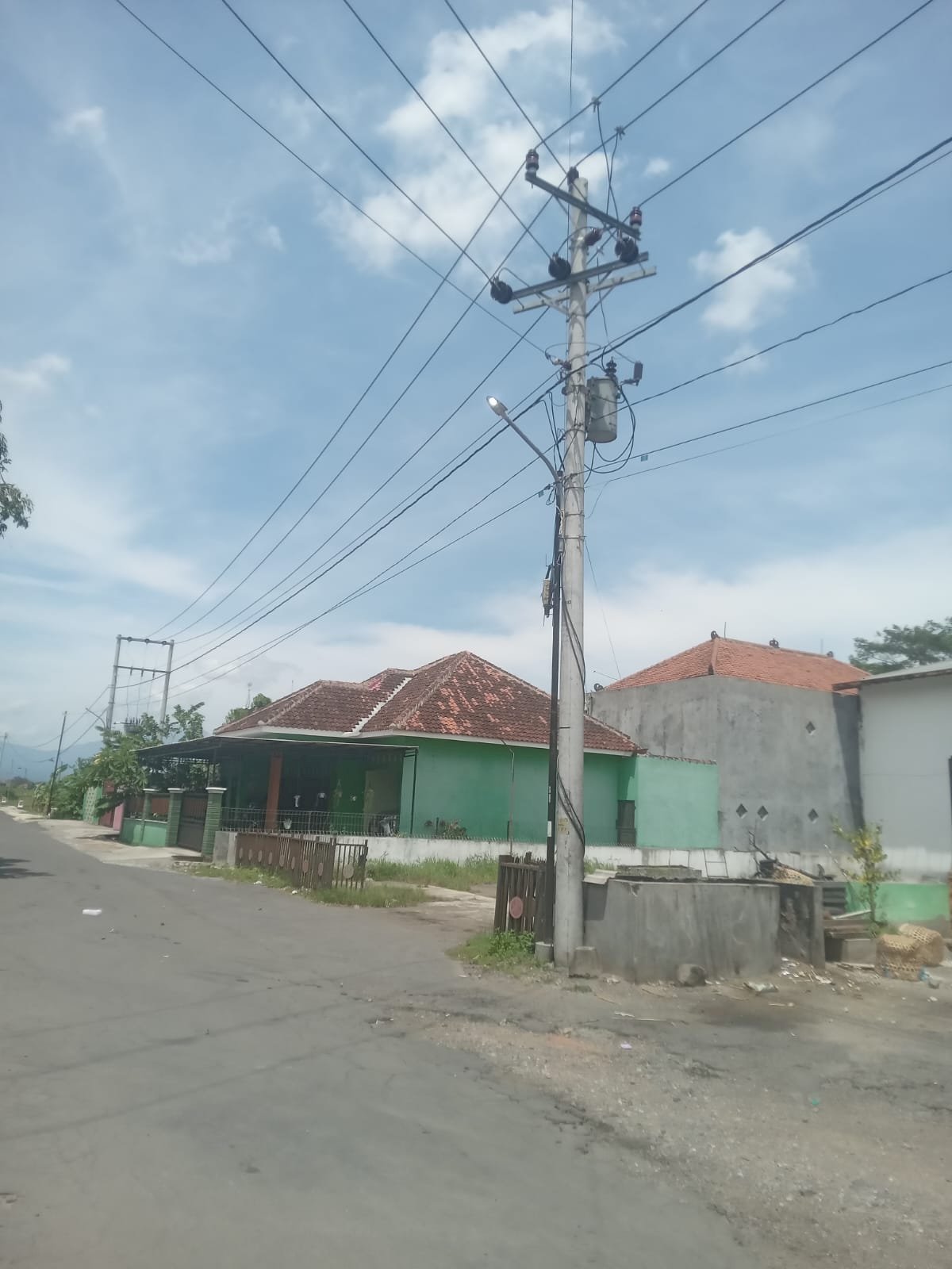 Depan Rumah Wabup Klaten Makin "Glowing"! Dishub Kebut Pemasangan PJU Baru
