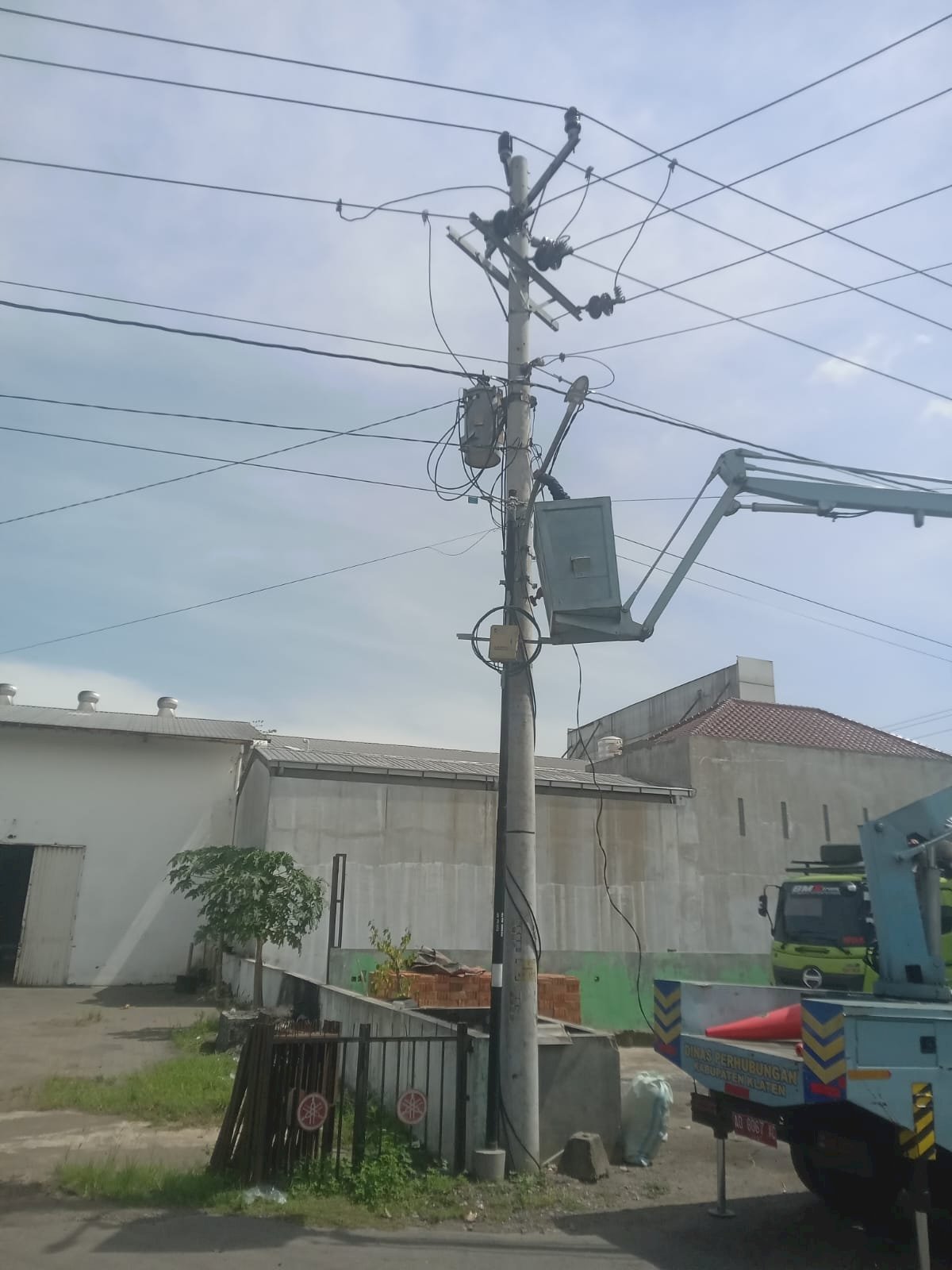 Depan Rumah Wabup Klaten Makin "Glowing"! Dishub Kebut Pemasangan PJU Baru