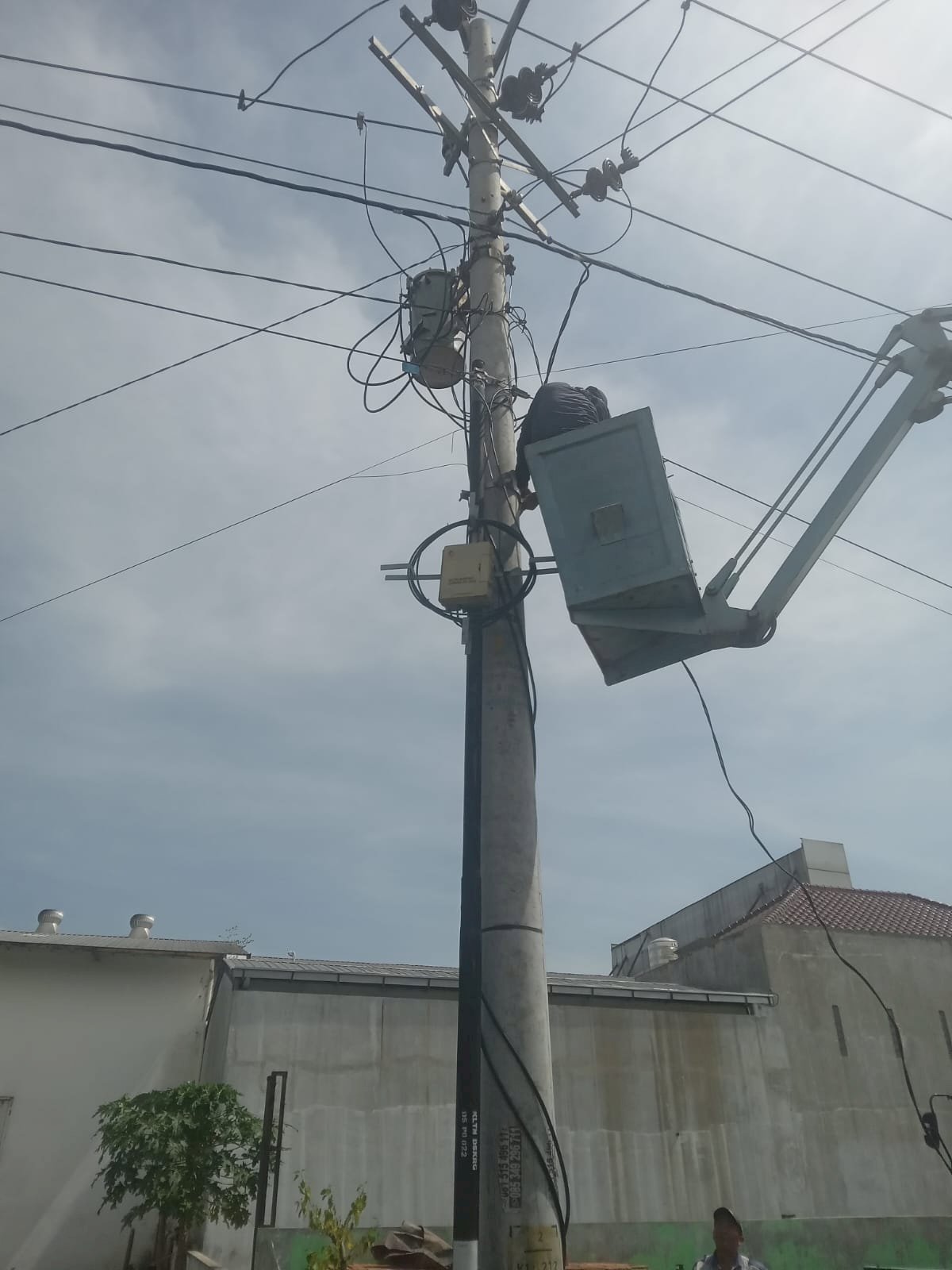 Depan Rumah Wabup Klaten Makin "Glowing"! Dishub Kebut Pemasangan PJU Baru