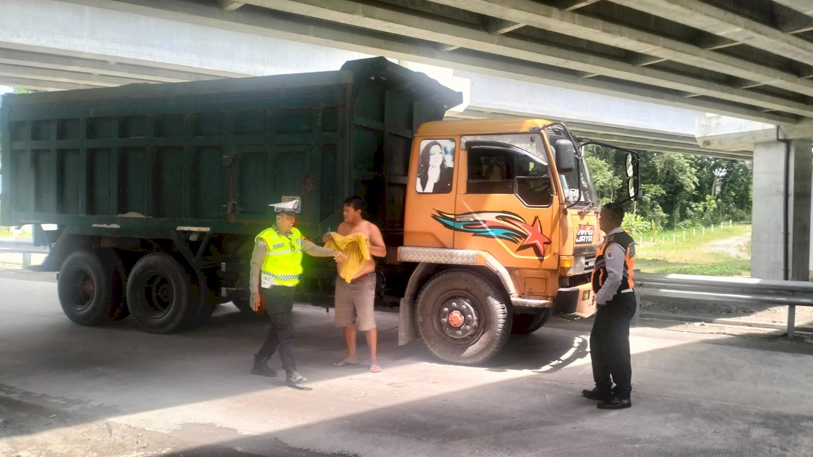 Tegakkan Aturan di Manisrenggo! Dishub & Polres Klaten Gelar Ops Galian C, Dua Truk "Nakal" Kena Tindak!