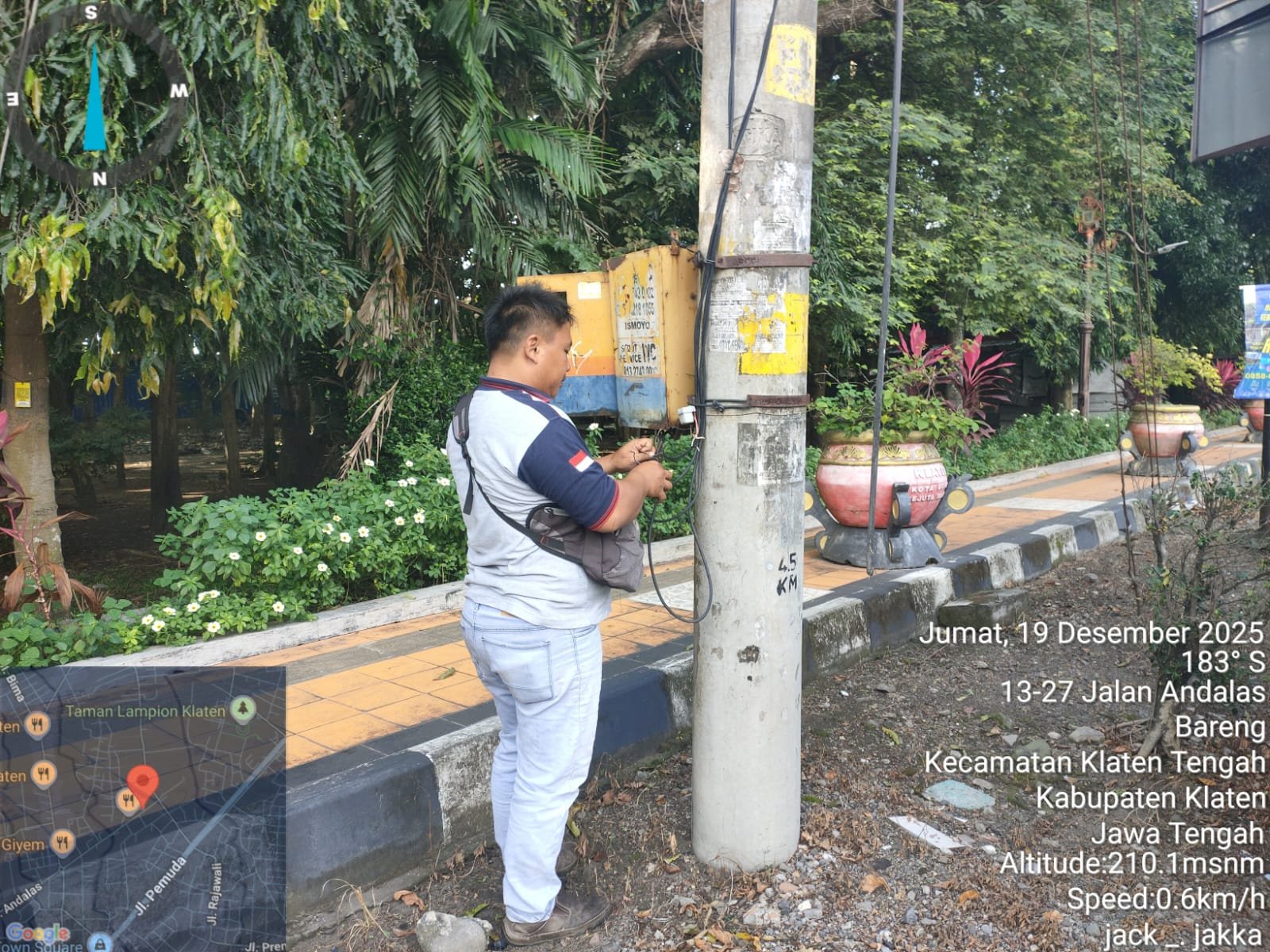 Taman Hutan Kota Kembali Terang! Tim PJU Dishub Ganti Photocell KWH, Warga Bisa Santai Nyaman