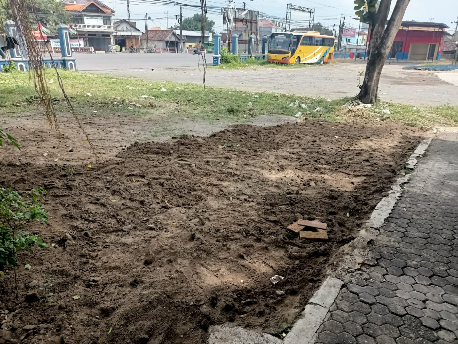 Gotong Royong Sub Terminal Penggung: Dari Bersihkan Puing Papan Nama hingga "Babatan" Rumput Liar