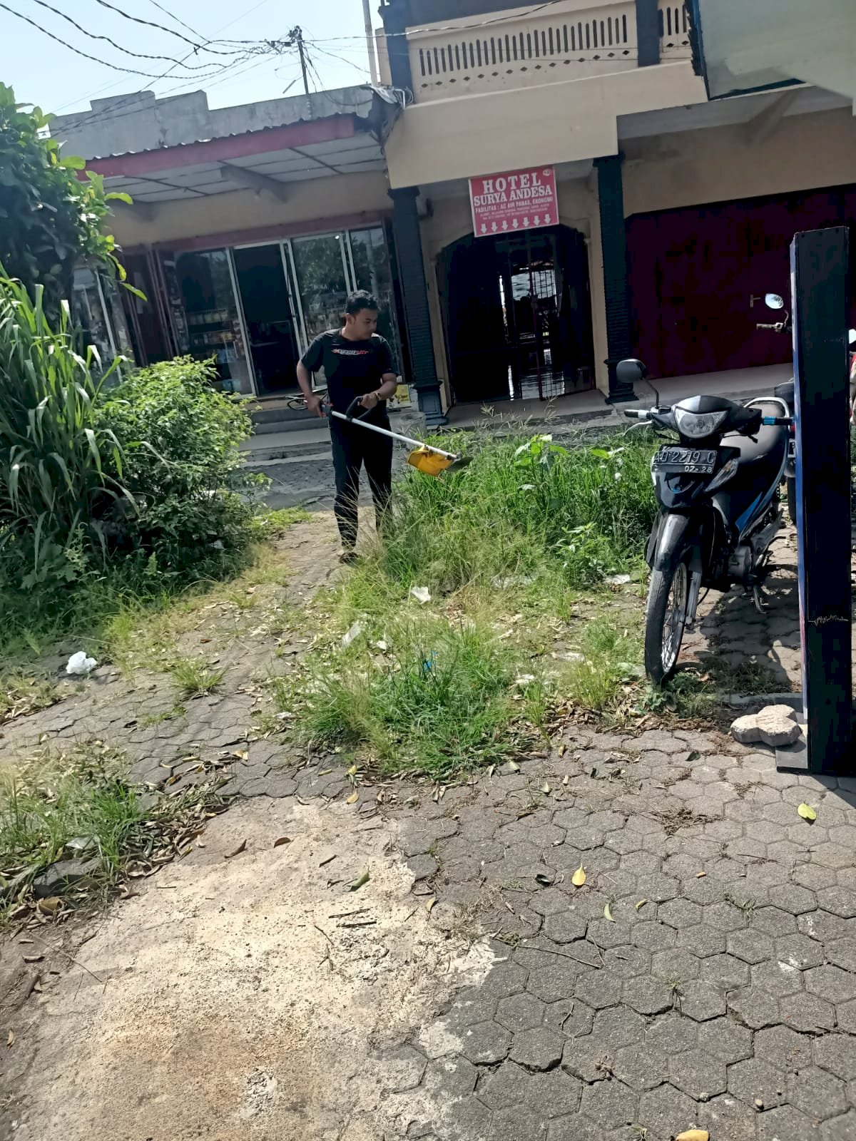 Gotong Royong Sub Terminal Penggung: Dari Bersihkan Puing Papan Nama hingga "Babatan" Rumput Liar