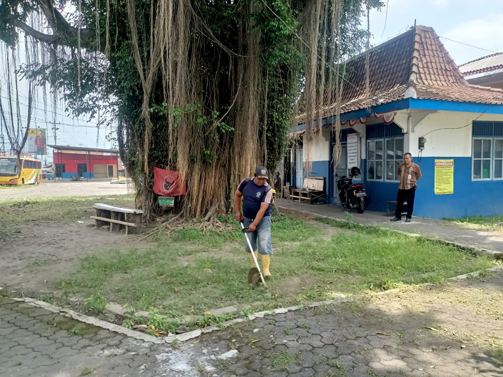 Gotong Royong Sub Terminal Penggung: Dari Bersihkan Puing Papan Nama hingga "Babatan" Rumput Liar