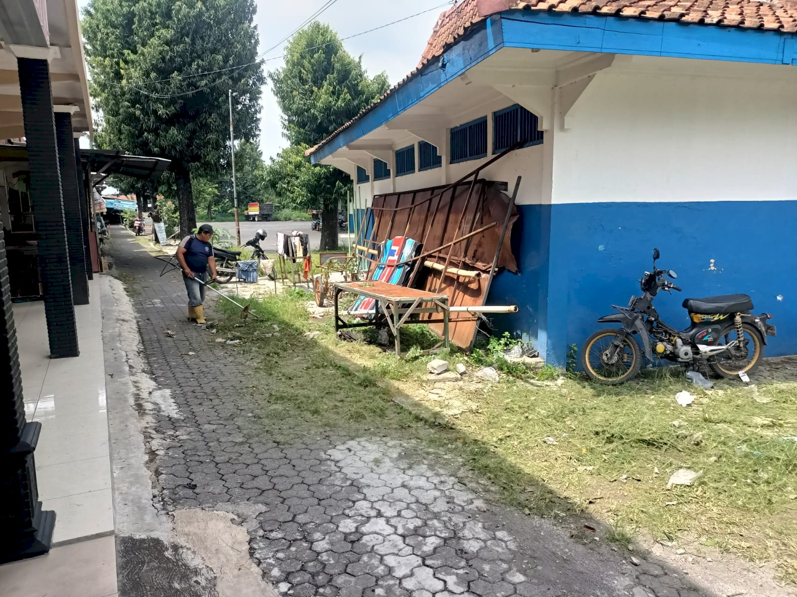 Gotong Royong Sub Terminal Penggung: Dari Bersihkan Puing Papan Nama hingga "Babatan" Rumput Liar