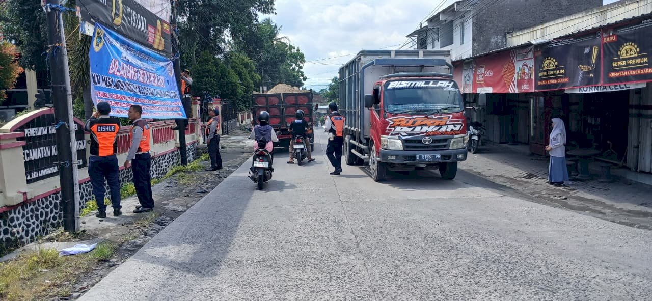 Sosialisasi Massif! Dishub Klaten Pasang Banner Larangan Golongan C Jelang NATARU