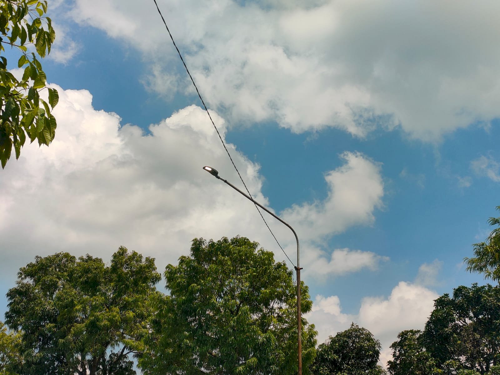 Jalan Ngingas Kembali Terang Optimal! Tim PJU Dishub Service KWH Meter Lampu Penerangan