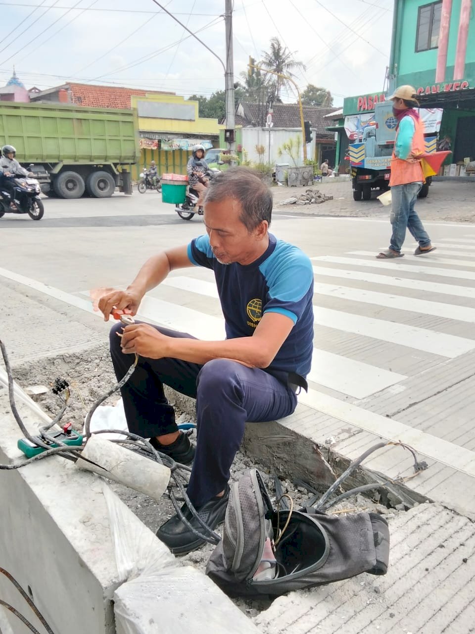 Traffic Light Ngupit Eror? Tim Dishub Klaten Gercep Lakukan Perbaikan!
