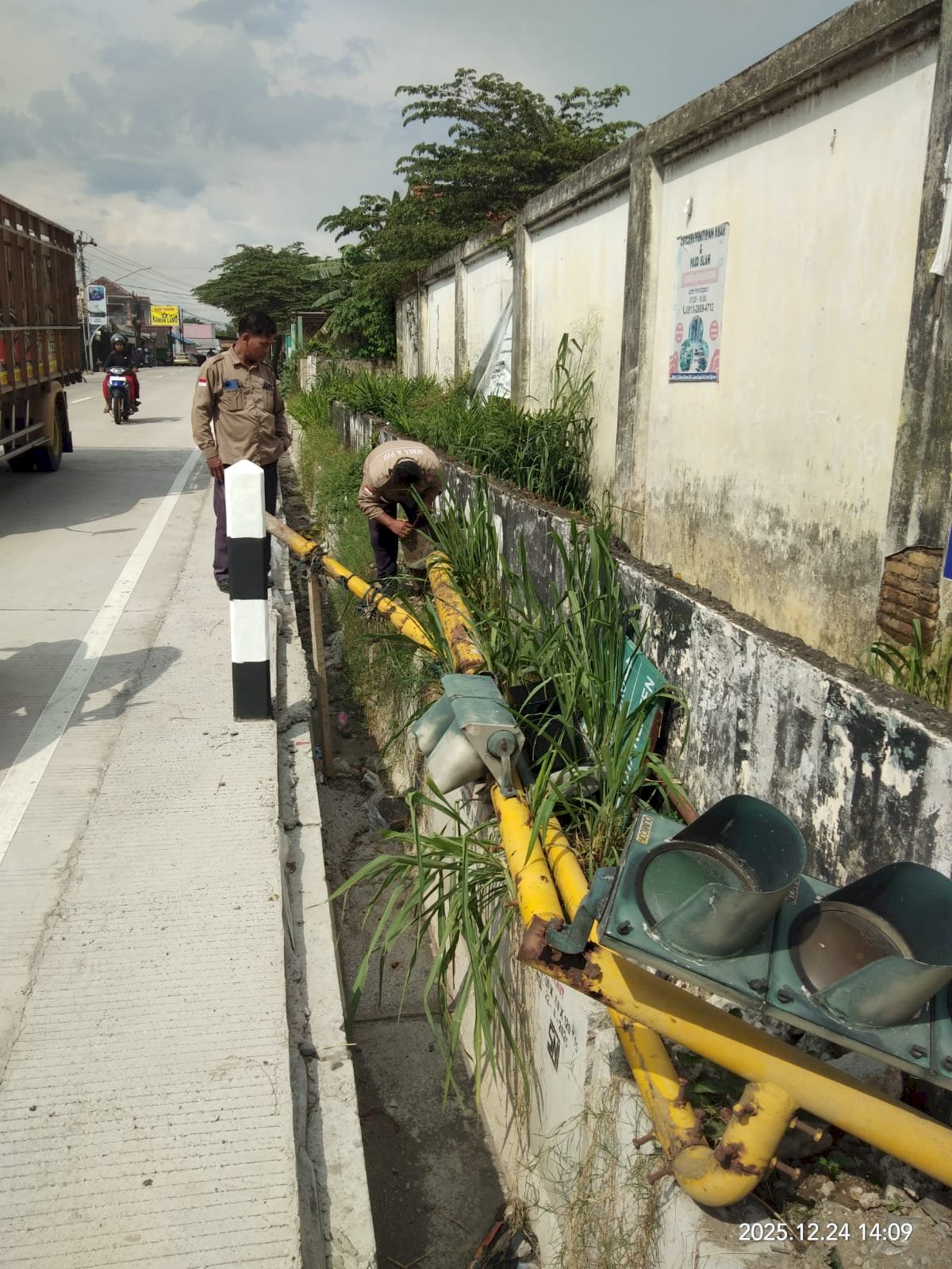 Traffic Light Ngupit Eror? Tim Dishub Klaten Gercep Lakukan Perbaikan!