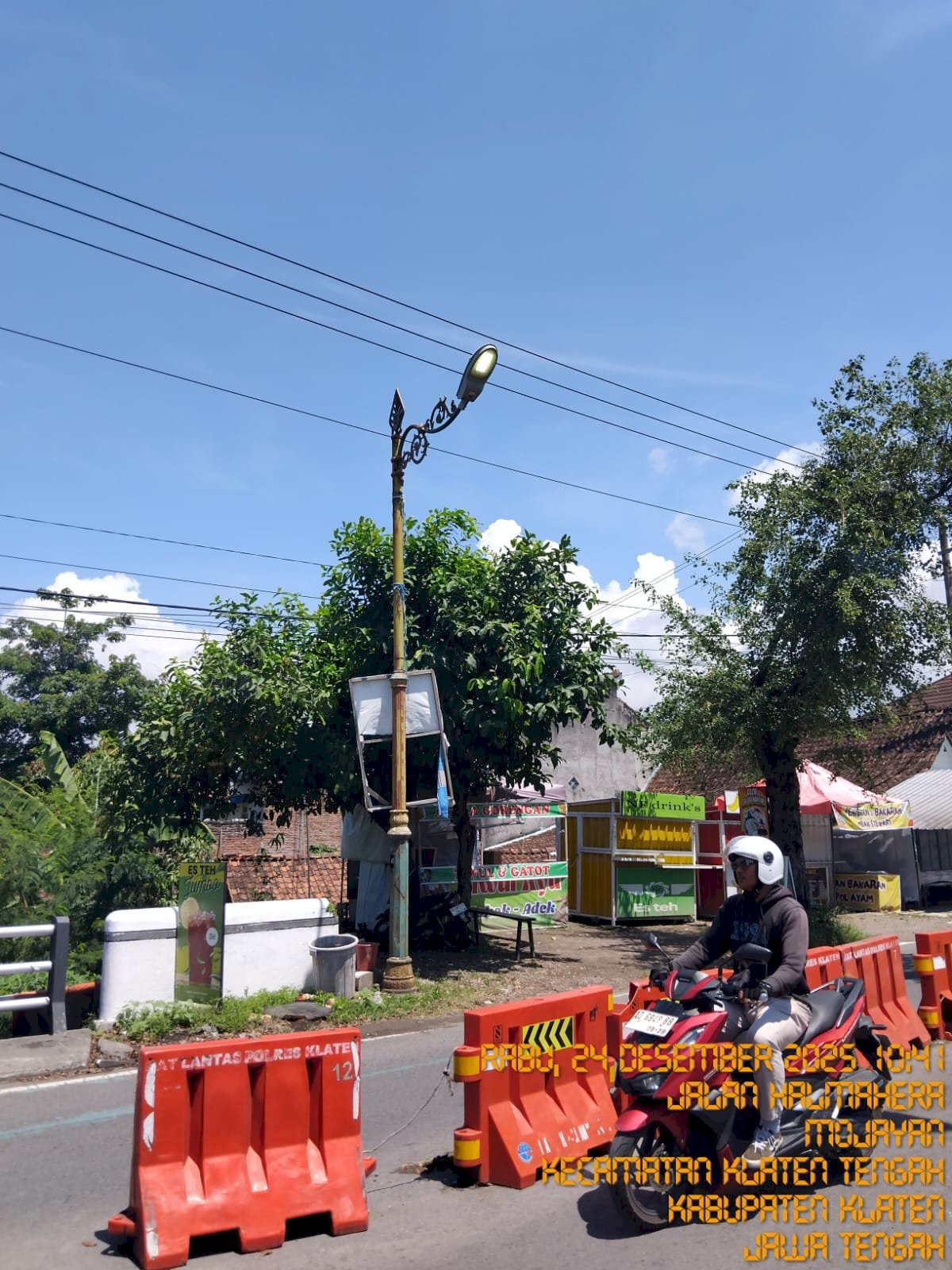 Ikonik dan Terang! TRC Dishub Klaten Perbaiki PJU Klasik di Simpang 4 Palang Srago