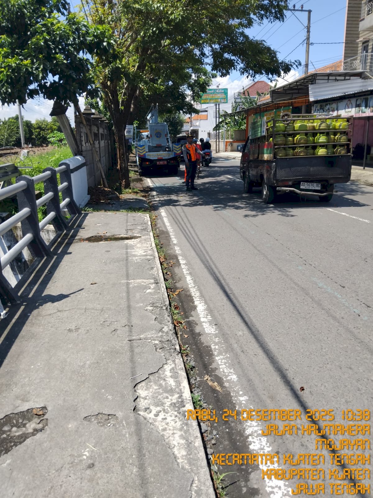 Ikonik dan Terang! TRC Dishub Klaten Perbaiki PJU Klasik di Simpang 4 Palang Srago