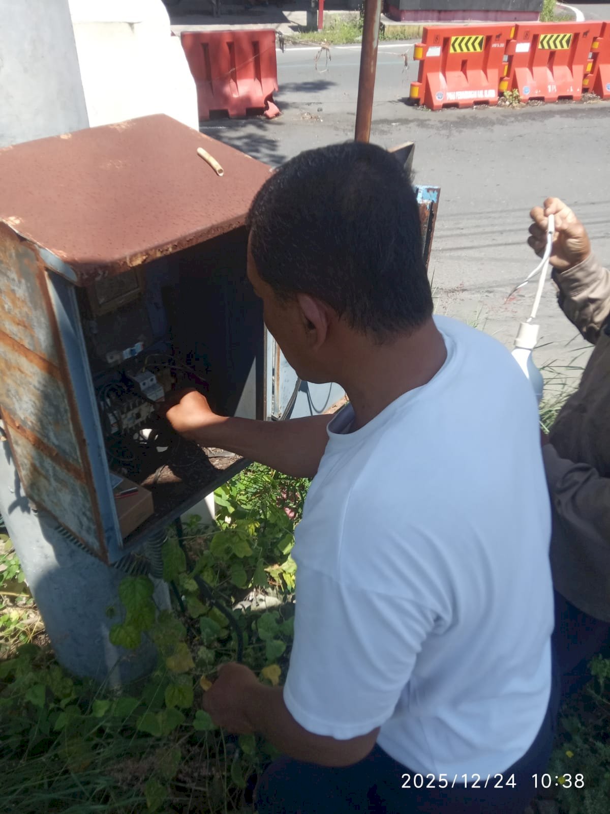 Ikonik dan Terang! TRC Dishub Klaten Perbaiki PJU Klasik di Simpang 4 Palang Srago