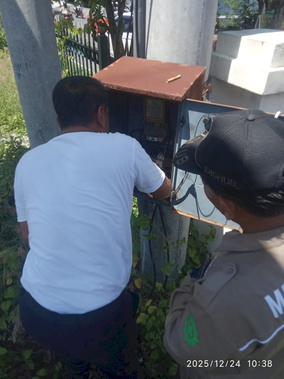 Ikonik dan Terang! TRC Dishub Klaten Perbaiki PJU Klasik di Simpang 4 Palang Srago