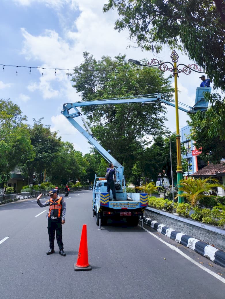 TRC Shift 1 Natal 2025: Pengaturan Lalu Lintas & Perbaikan PJU | Dishub Klaten