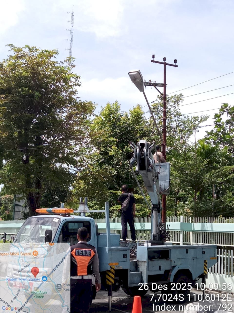 TRC Shift 1 Beraksi! Agus Purwanto Cs Perbaiki Lampu PJU di Tengah Nataru | Dishub Klaten