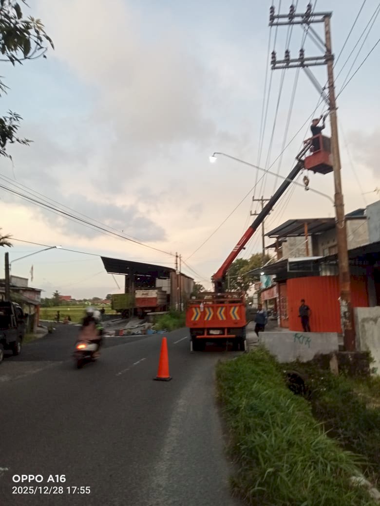 TRC Nonstop! Agus Purwanto Cs Tarik Kabel & Pasang Ornamen PJU Kajoran 