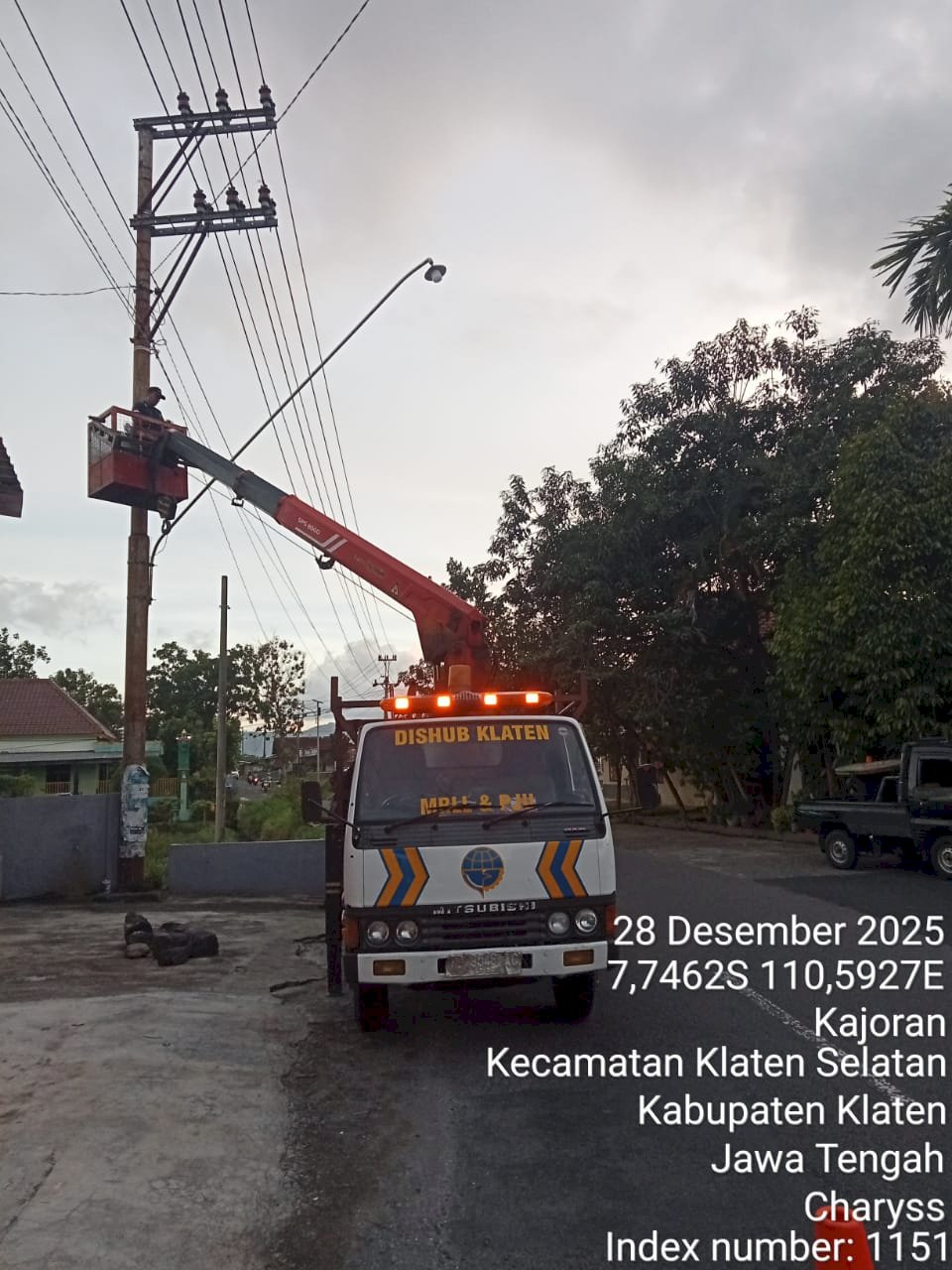 TRC Nonstop! Agus Purwanto Cs Tarik Kabel & Pasang Ornamen PJU Kajoran 