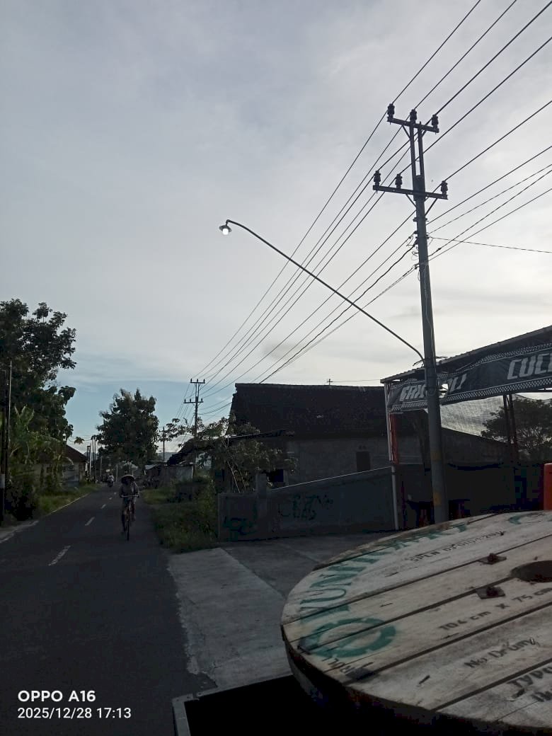 TRC Nonstop! Agus Purwanto Cs Tarik Kabel & Pasang Ornamen PJU Kajoran 