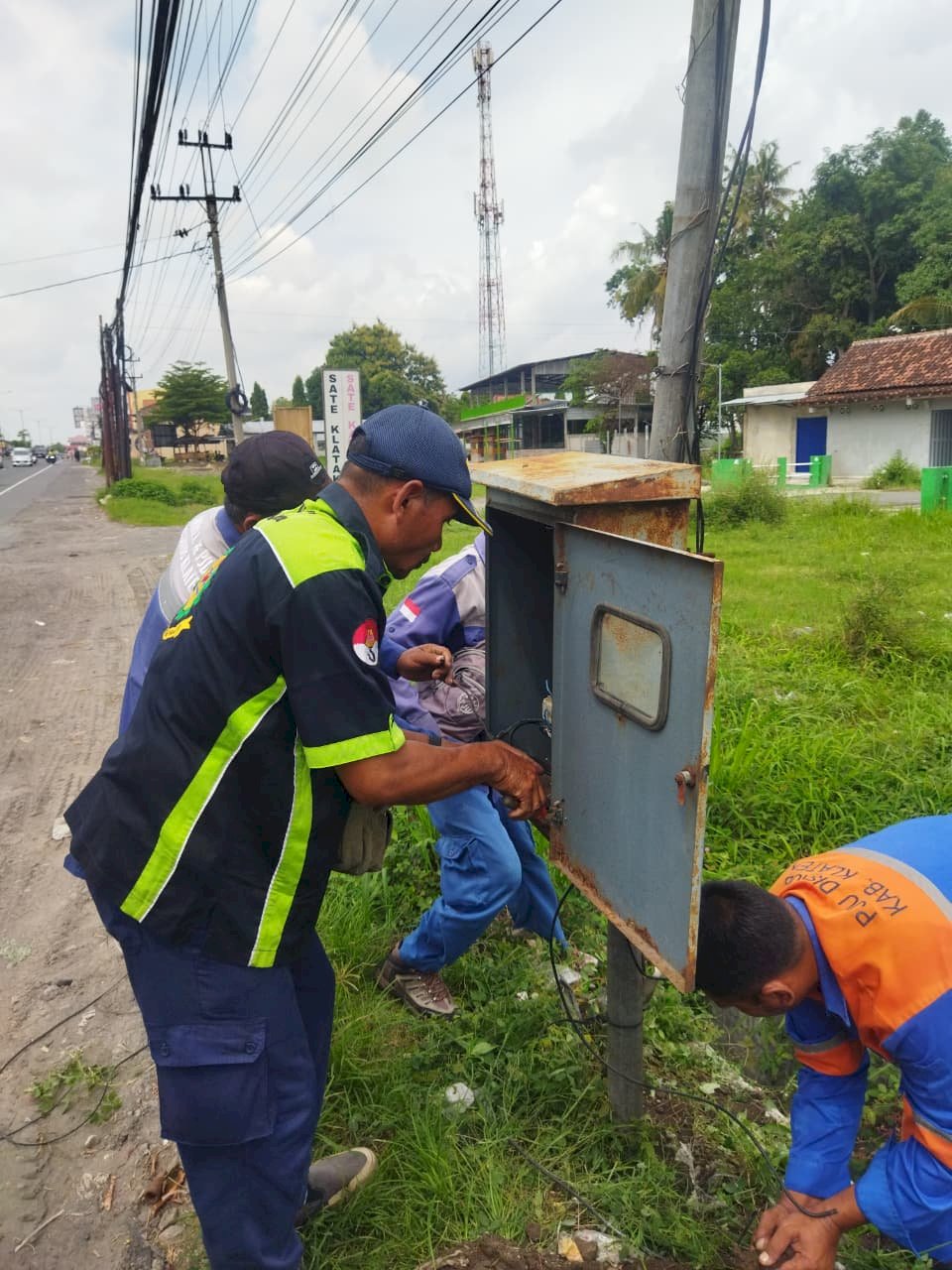 Perbaikan Tiang kWh Meter Brajan Jogonalan Klaten: Tim TRC Amankan Infrastruktur Listrik