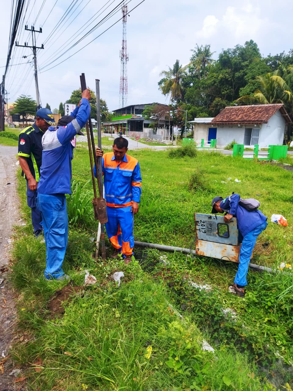 Perbaikan Tiang kWh Meter Brajan Jogonalan Klaten: Tim TRC Amankan Infrastruktur Listrik