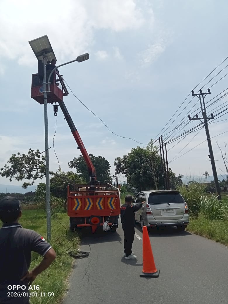 Pemasangan Lampu PJU Kajoran 1 Januari 2026: 6 Petugas Mencerahkan Malam Klaten!