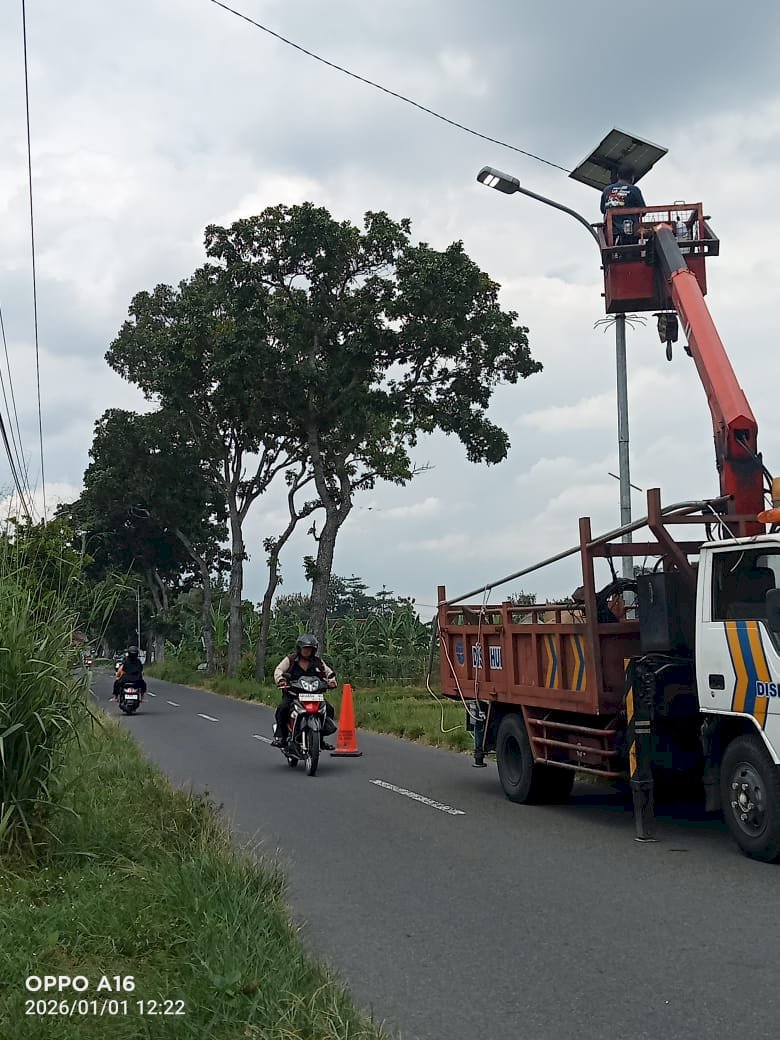 Pemasangan Lampu PJU Kajoran 1 Januari 2026: 6 Petugas Mencerahkan Malam Klaten!