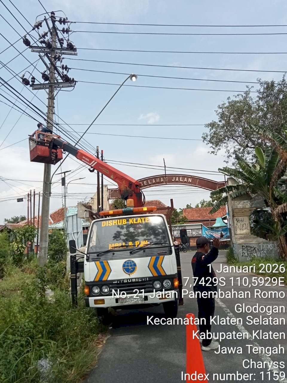Pemasangan Lampu PJU Kajoran 1 Januari 2026: 6 Petugas Mencerahkan Malam Klaten!