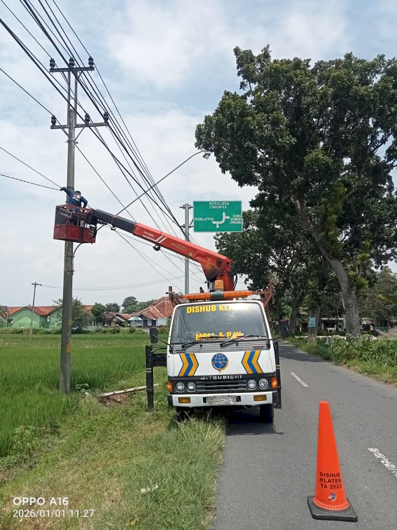 Pemasangan Lampu PJU Kajoran 1 Januari 2026: 6 Petugas Mencerahkan Malam Klaten!