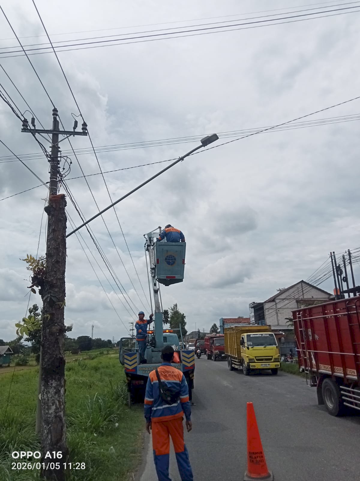 Aksi Penyelamatan Lampu "Insecure" di Jalur Boyolali-Jatinom, Kharis Setiawan Luruskan Ornamen yang Melenceng ke Sawah