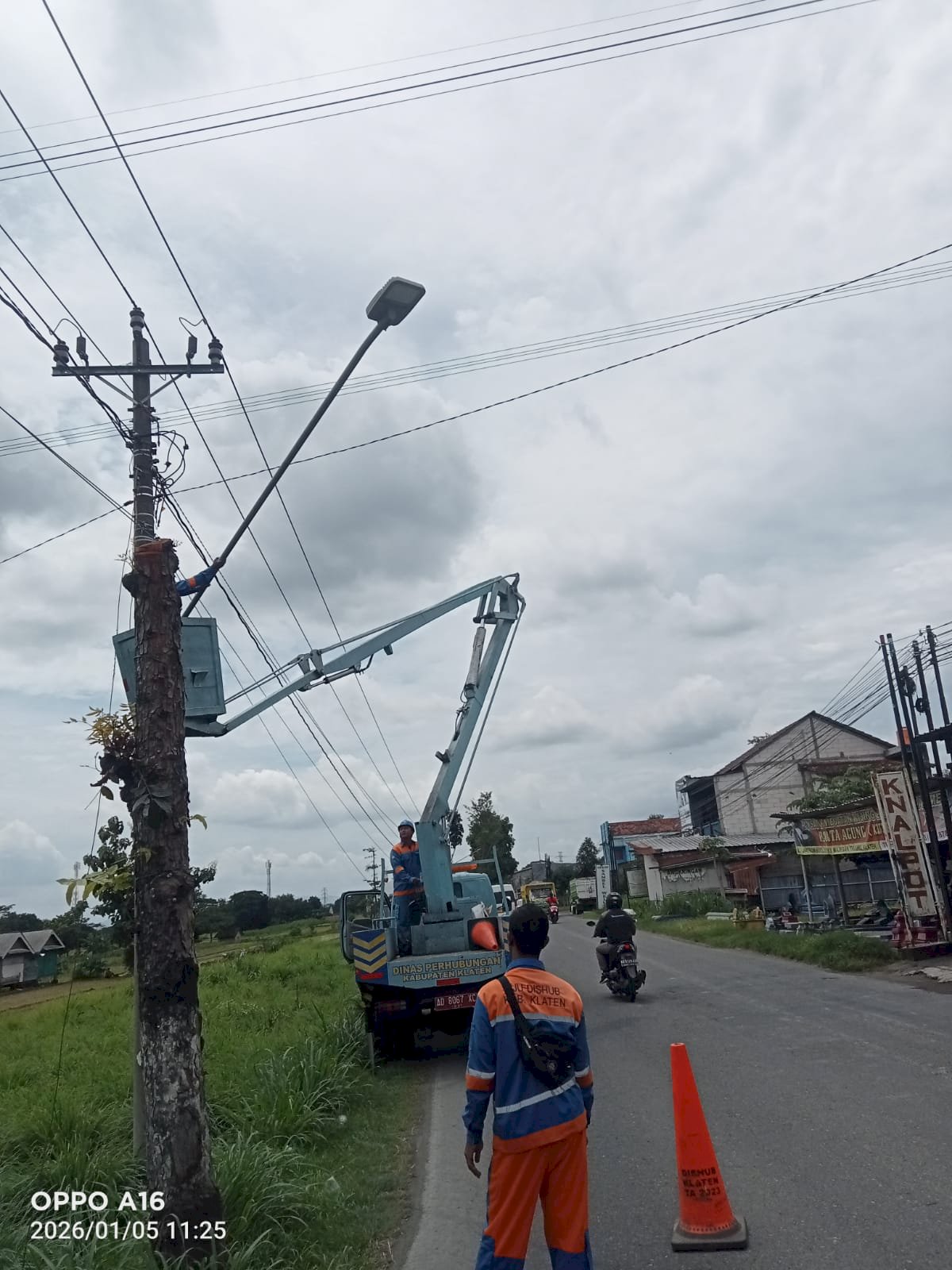 Aksi Penyelamatan Lampu "Insecure" di Jalur Boyolali-Jatinom, Kharis Setiawan Luruskan Ornamen yang Melenceng ke Sawah