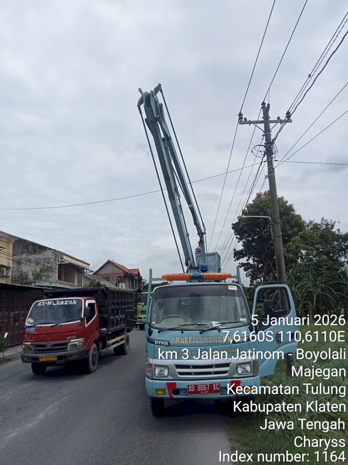 Aksi Penyelamatan Lampu "Insecure" di Jalur Boyolali-Jatinom, Kharis Setiawan Luruskan Ornamen yang Melenceng ke Sawah