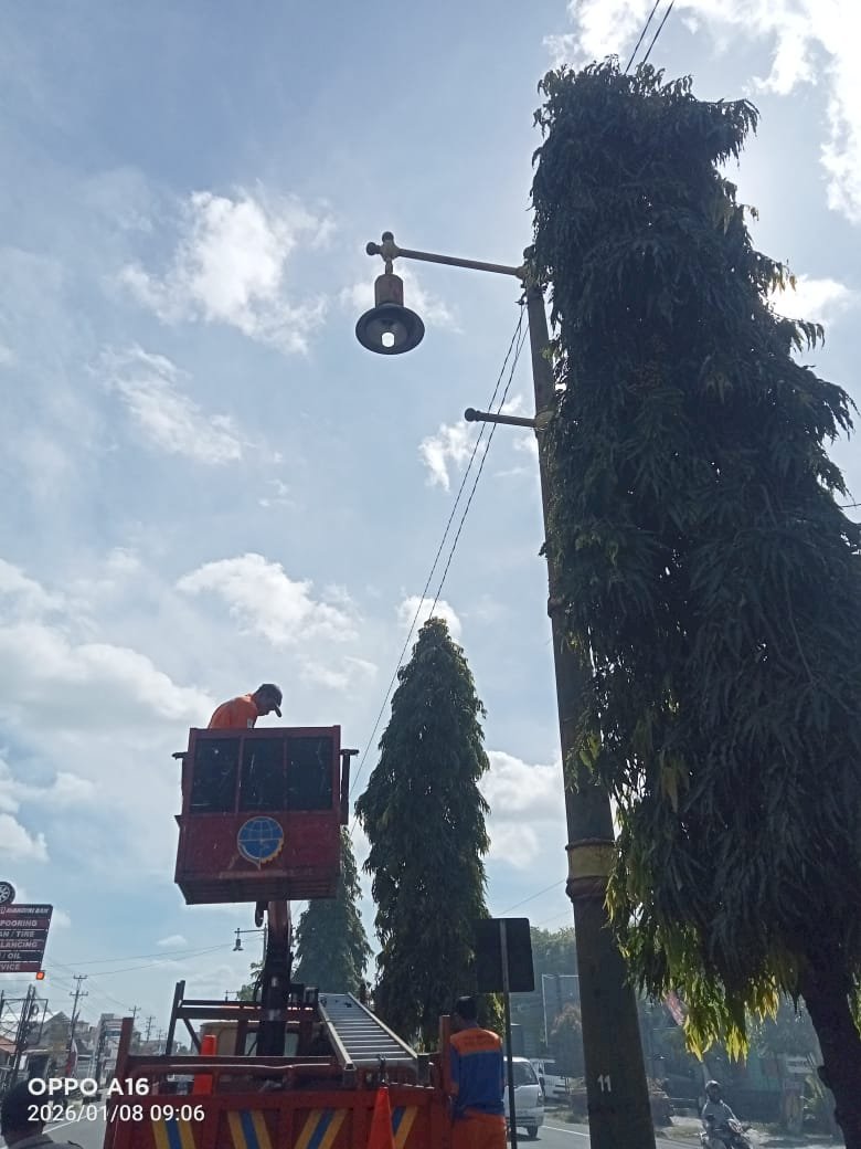 12 Titik Lampu PJU Jalan Nasional Mlese-Al Aqsho Diperbarui, Kharis Setiawan & Tim Dishub Gercep Upgrade Terangnya Klaten