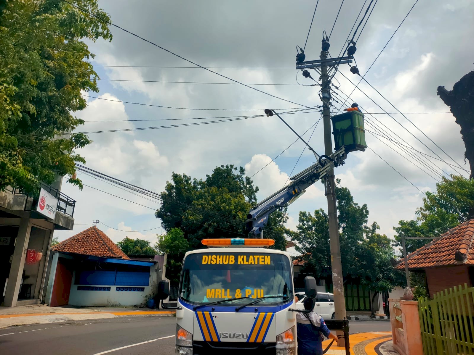 Dishub Klaten Gercep Perbaiki PJU Putus di Jl Rajawali Bareng