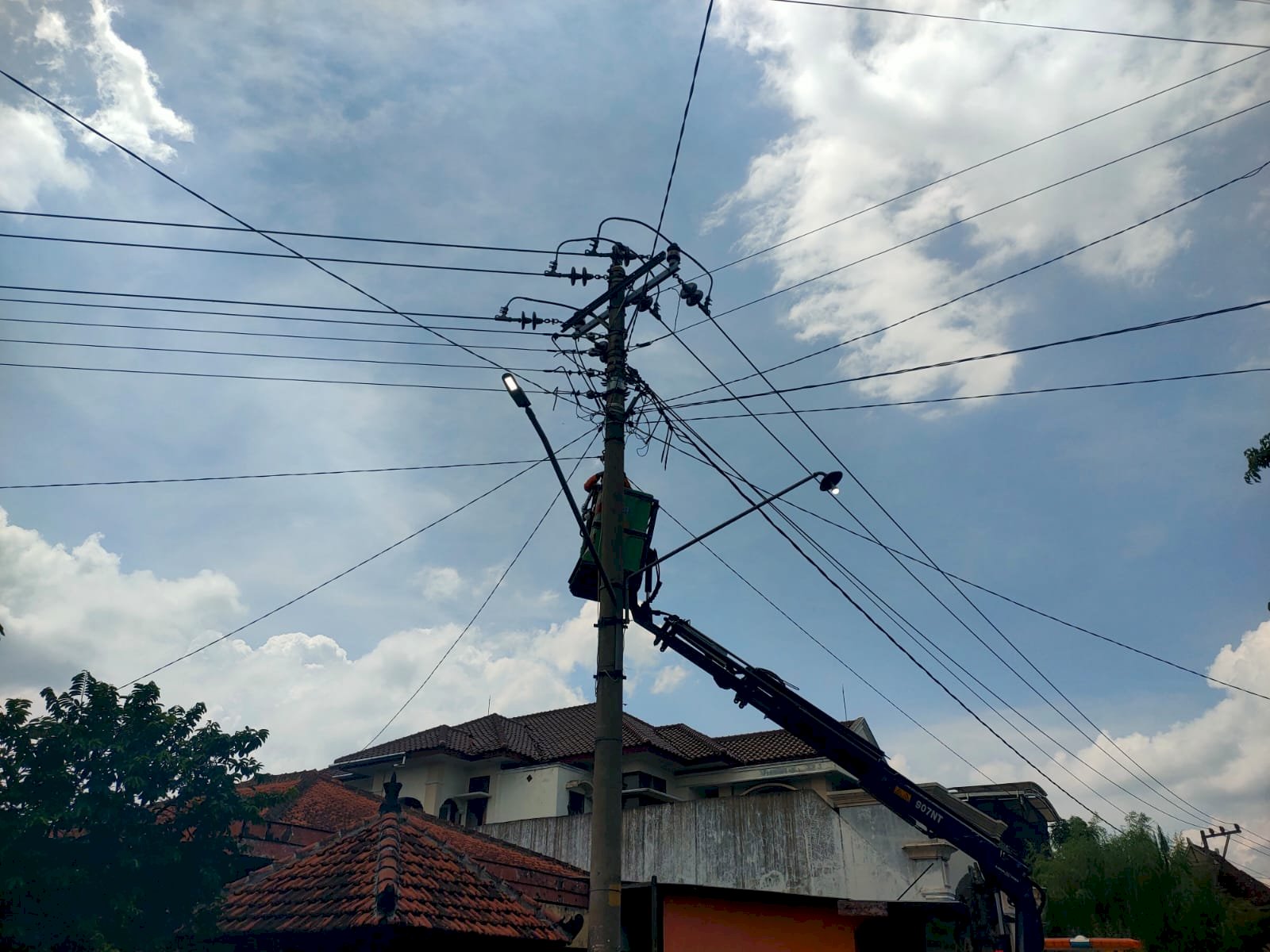 Dishub Klaten Gercep Perbaiki PJU Putus di Jl Rajawali Bareng