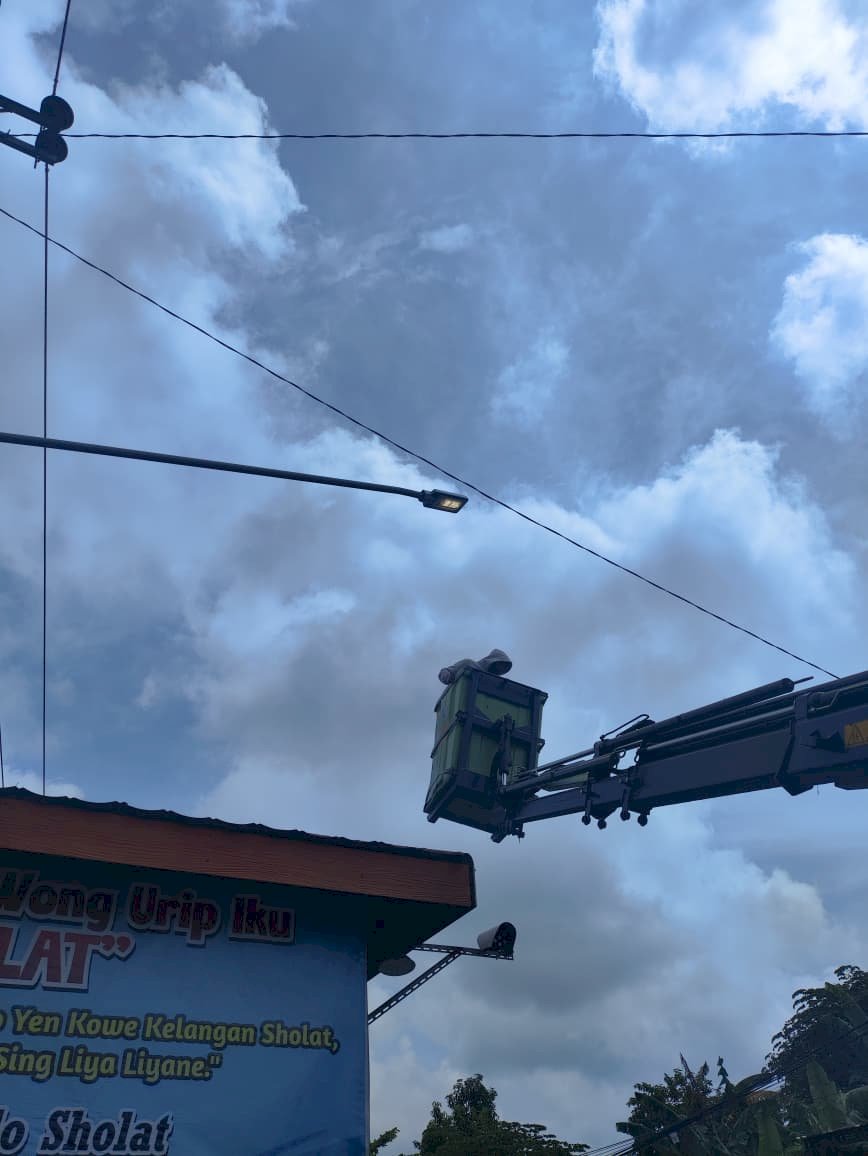 Gercep Sambung Kabel Putus! Dishub Klaten Perbaiki Jaringan PJU Ruas Provinsi Cawas