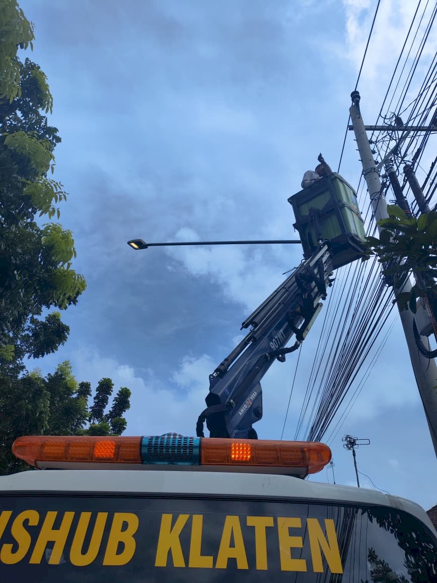 Gercep Sambung Kabel Putus! Dishub Klaten Perbaiki Jaringan PJU Ruas Provinsi Cawas