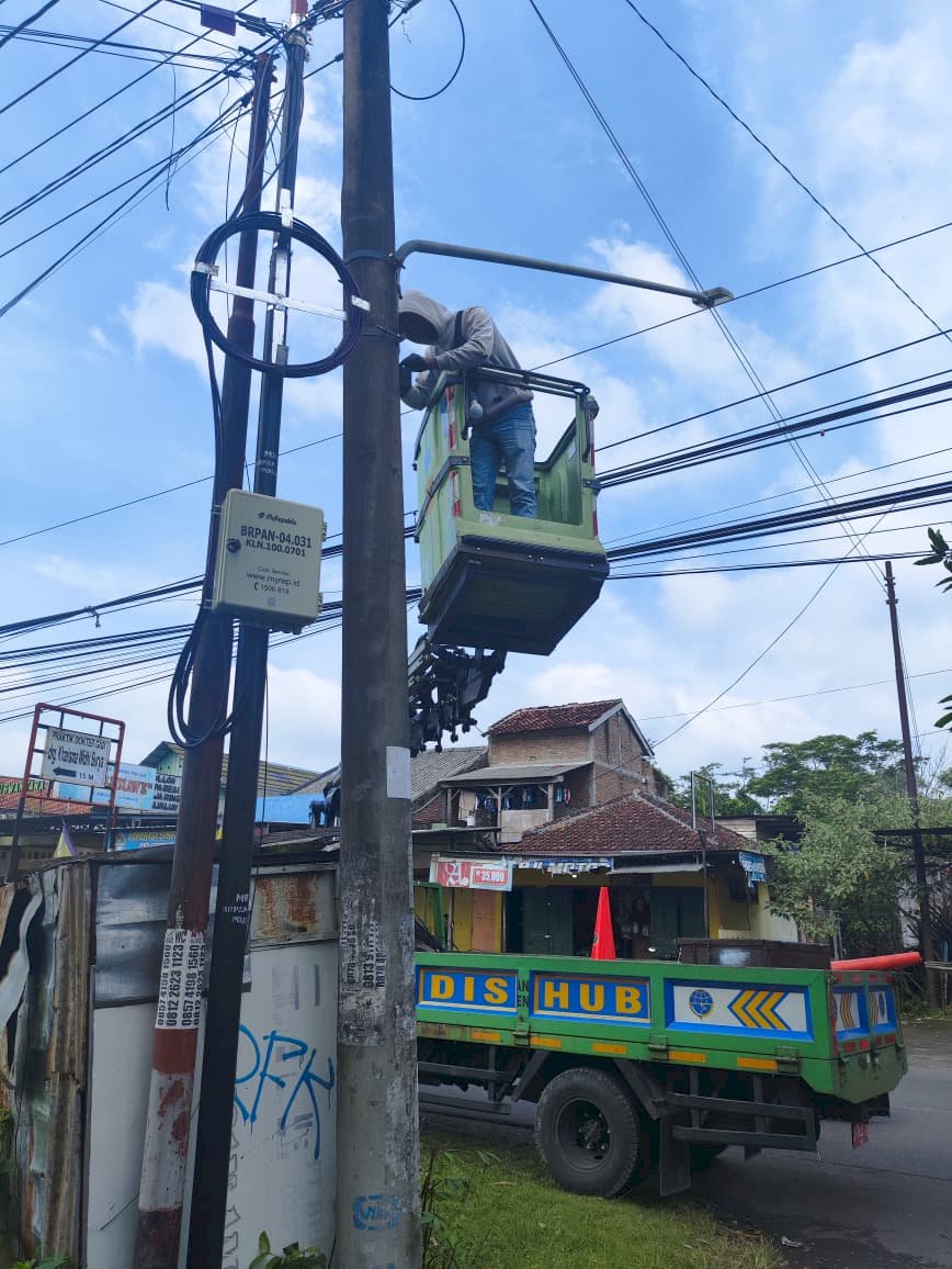 Gercep Sambung Kabel Putus! Dishub Klaten Perbaiki Jaringan PJU Ruas Provinsi Cawas