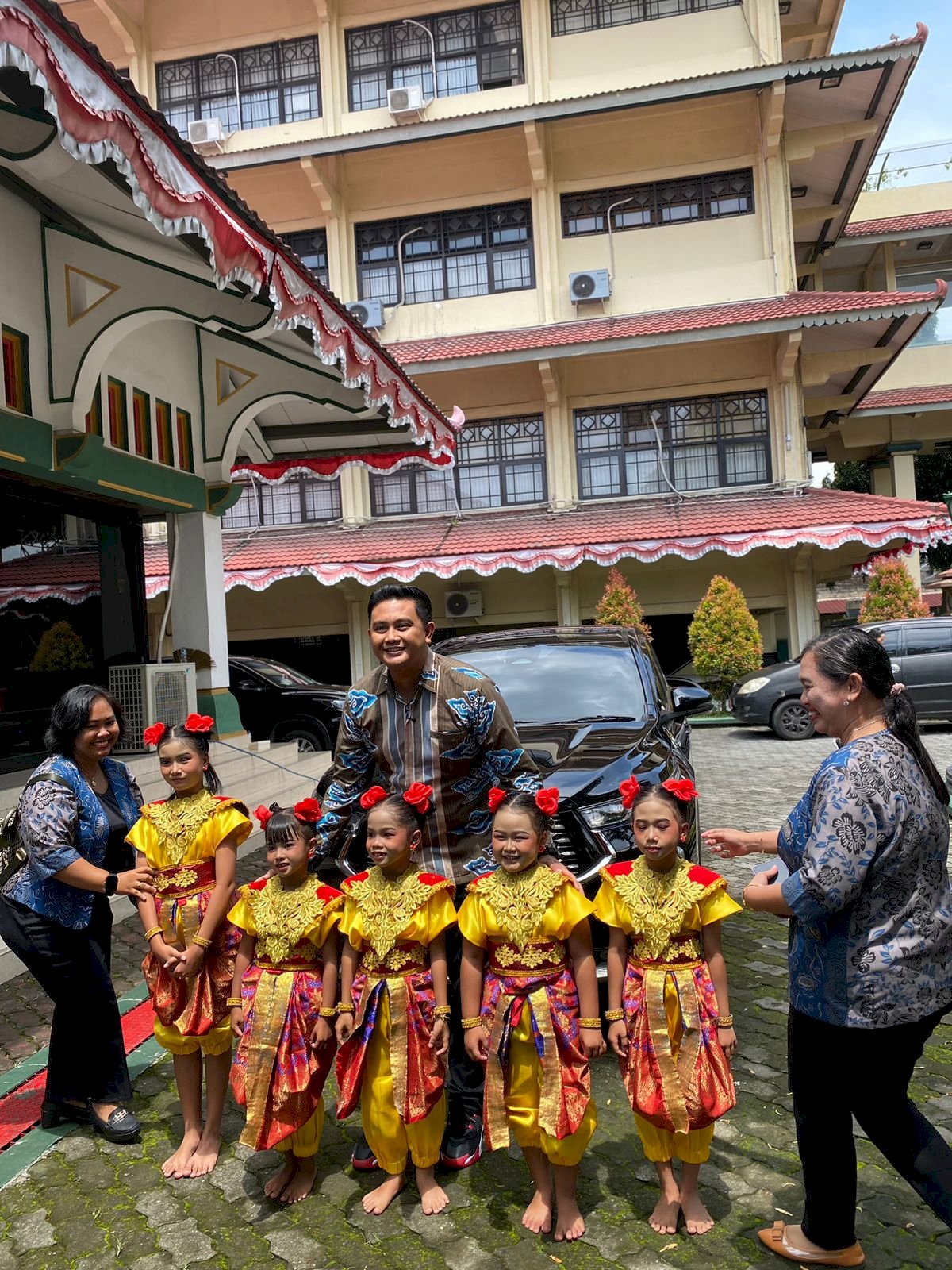 Senyuman dan Profesionalisme! Pengawalan Bupati Klaten di Perayaan Natal YPKK & Grand Opening Thunderbolts Basketball Academy Berjalan Lancar