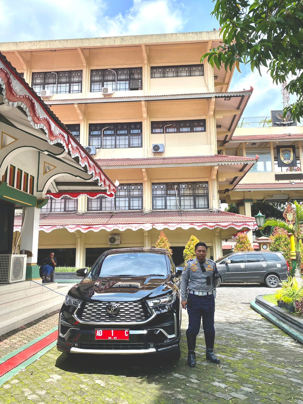 Senyuman dan Profesionalisme! Pengawalan Bupati Klaten di Perayaan Natal YPKK & Grand Opening Thunderbolts Basketball Academy Berjalan Lancar