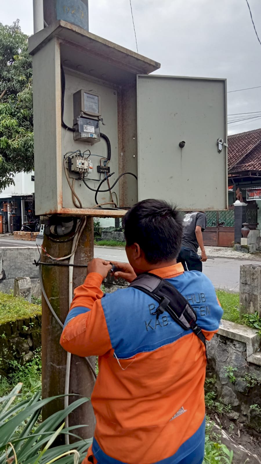 Servis Panel Kontrol PJU Bugisan: Tim Dishub Pastikan Cahaya Terang Merata di Perempatan