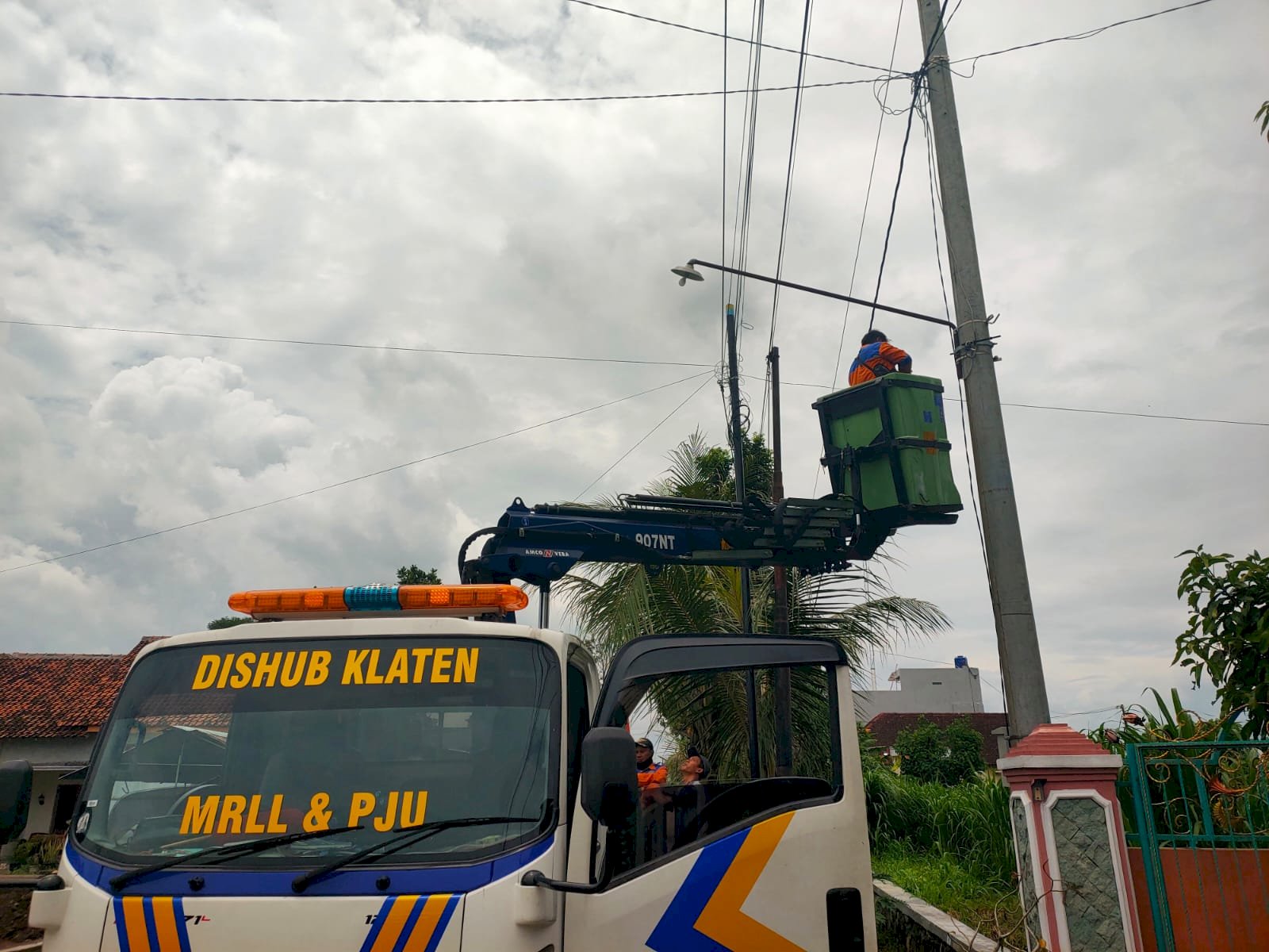Perbaikan Lampu PJU di Pasar Joton: Upgrade LED 19W & Servis Jaringan Induk Anti Korosi