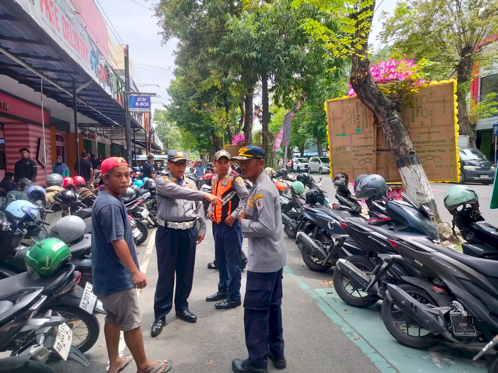 Respons Cepat Dishub Klaten! Penertiban Parkir & PKL di Toko Laris  dan J&T Jombor Berhasil Lancar