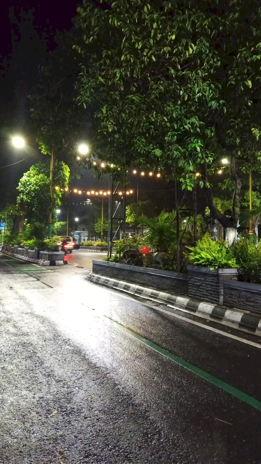 Lampu PJU Depan Rumah Dinas Bupati Mati? Tim Dishub Klaten Sigap Perbaiki dalam Hitungan Menit!