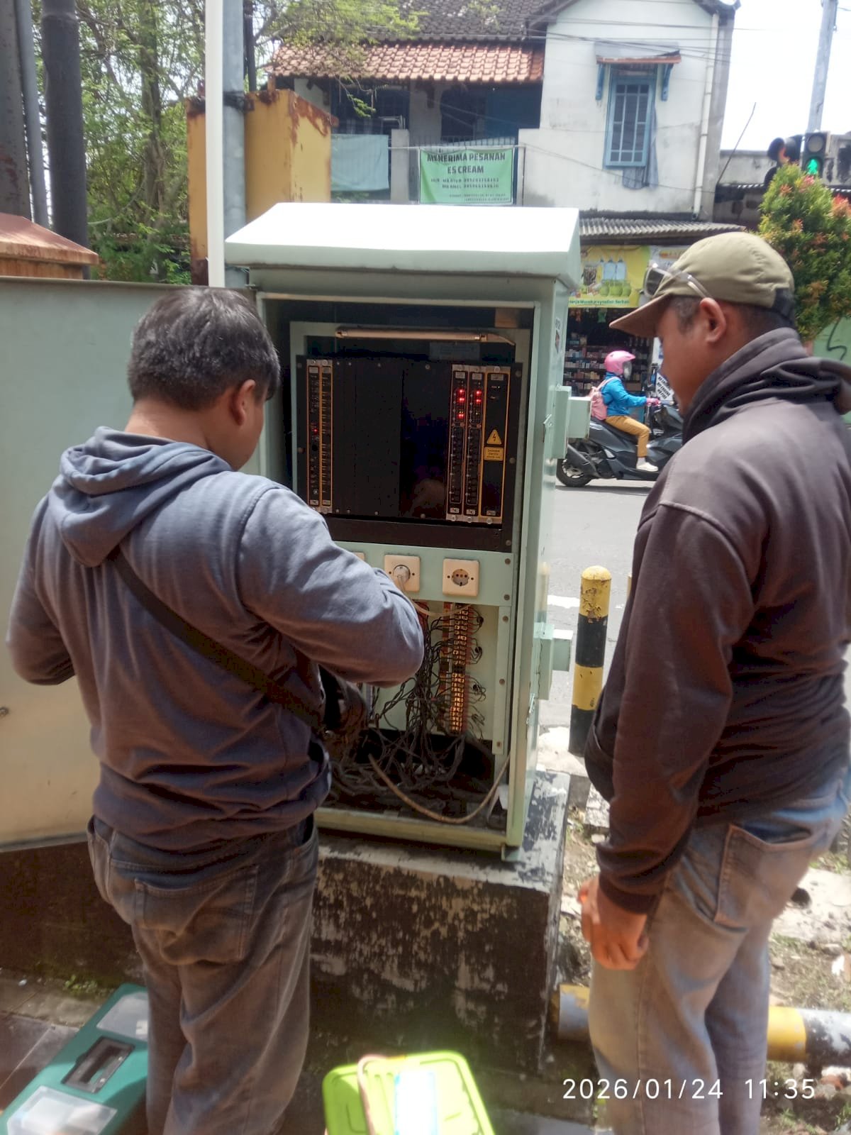 Traffic Light Ngingas Kembali Nyala, Teknisi Alindo dan Dishub Klaten Gas Pol Perbaiki!