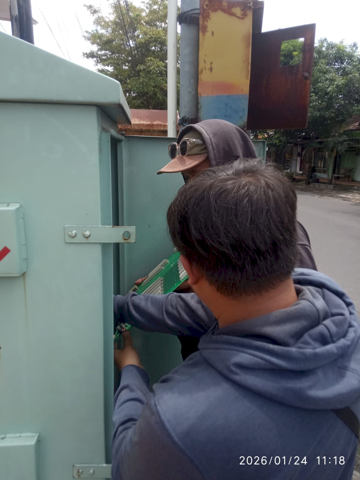 Traffic Light Ngingas Kembali Nyala, Teknisi Alindo dan Dishub Klaten Gas Pol Perbaiki!