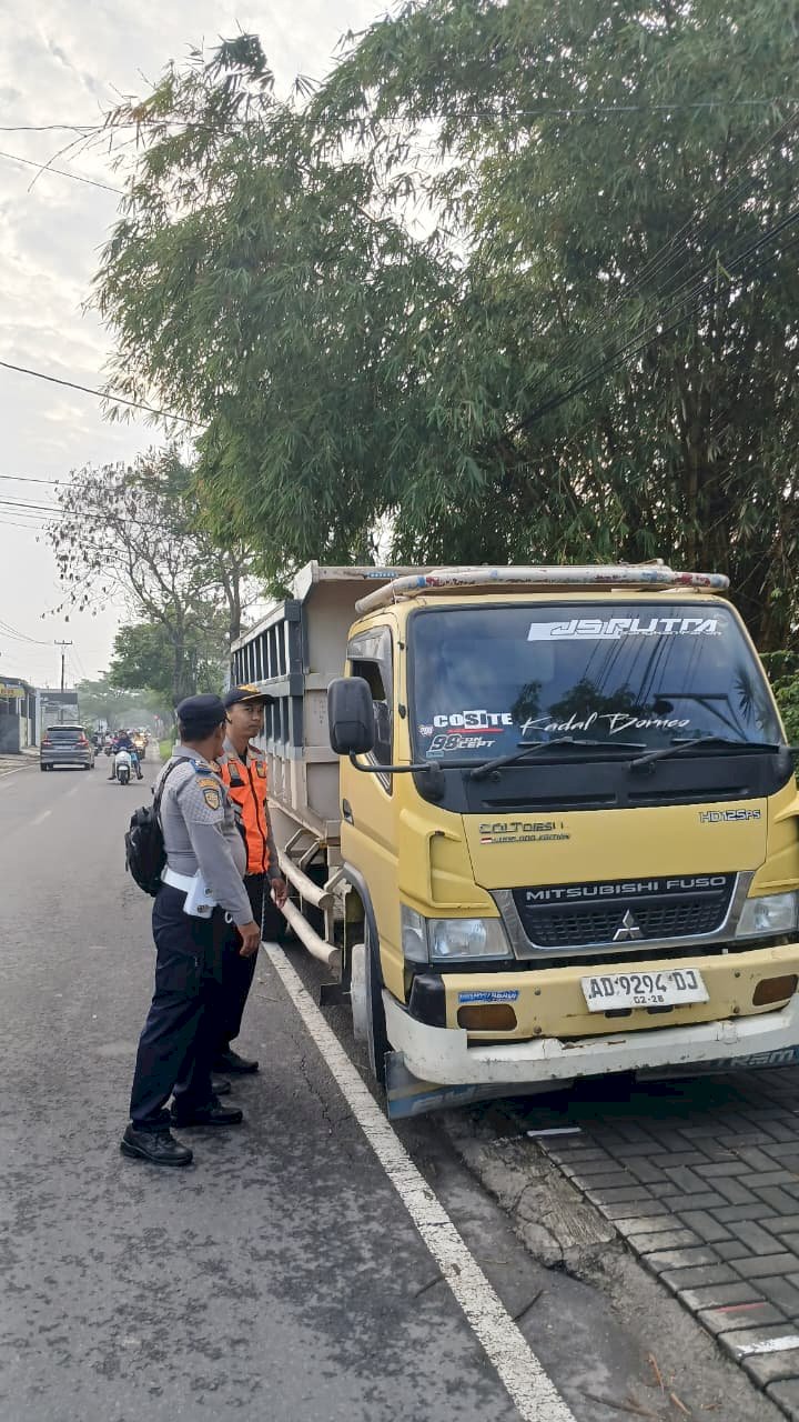 Penertiban Truk Golongan C Jam Sekolah di Gayamprit, Respons Cepat Dishub Klaten terhadap Aduan Warga