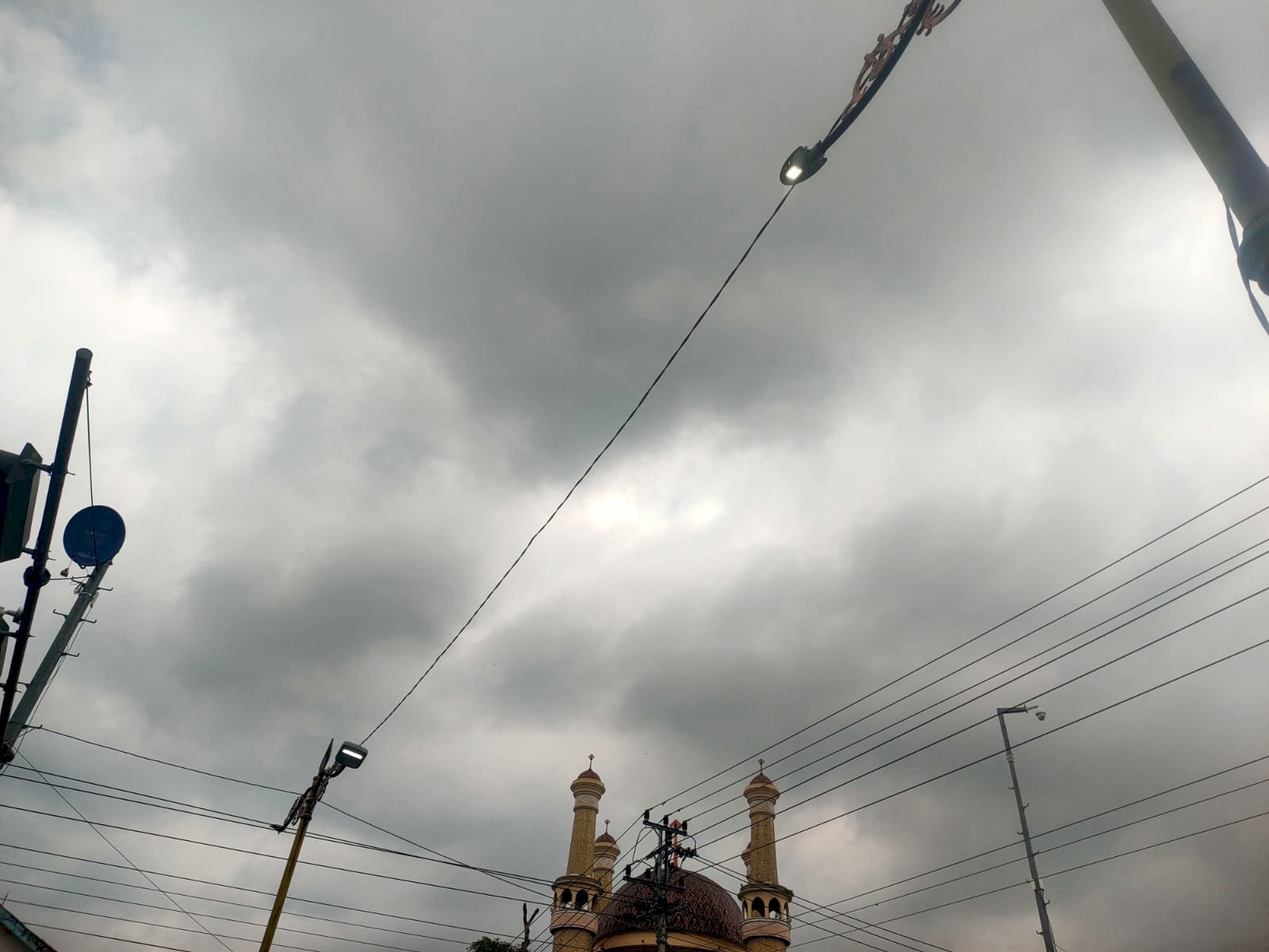 Kabel Induk Rusak, Tim PJU Dishub Klaten Ganti Jalur Bawah ke Jaringan Atas di Ruas Monumen Juang – Al Aqsha