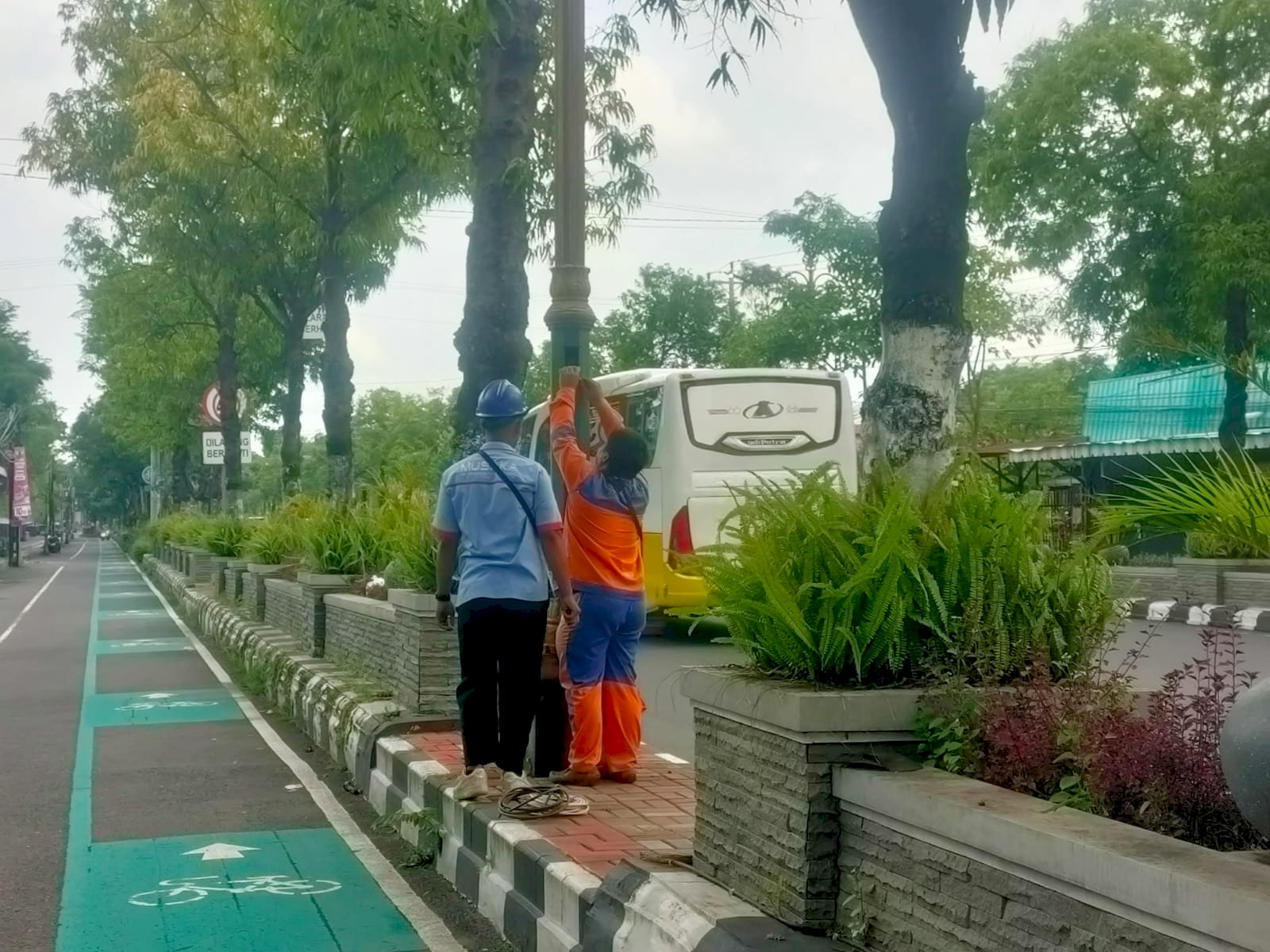 Kabel Induk Rusak, Tim PJU Dishub Klaten Ganti Jalur Bawah ke Jaringan Atas di Ruas Monumen Juang – Al Aqsha