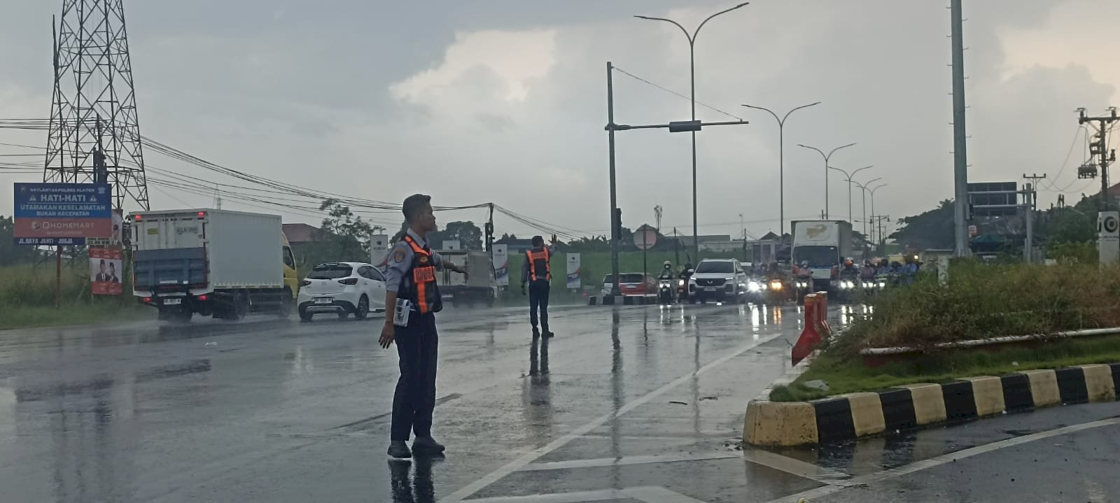 17 Personel Dishub Klaten Amankan Lalin Takziah Alm. Wakil Bupati Benny Indra